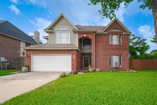 915 Highland Woods Drive, Highlands, TX 77562