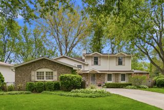 827 Liberty Bell Lane, Libertyville, IL 60048