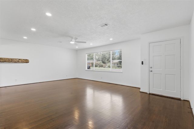 10033 Whiteside Lane, Houston, TX 77080