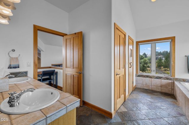 59641 Calgary Loop, Bend, OR 97702