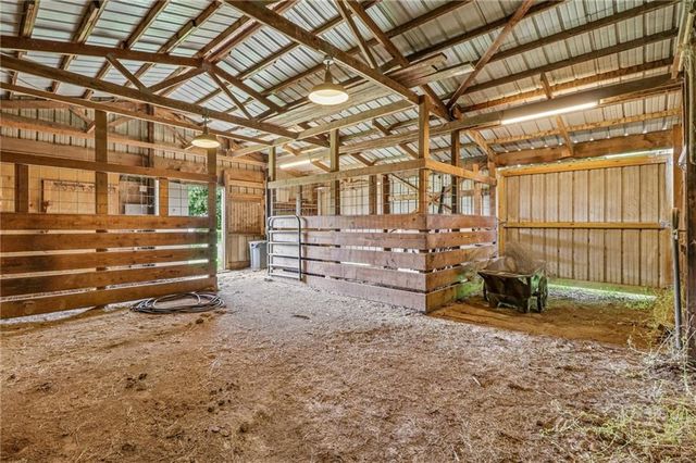 20077 199th Street, Tonganoxie, KS 66086