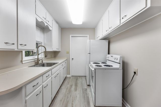 627 S Barlow, Wichita, KS 67207