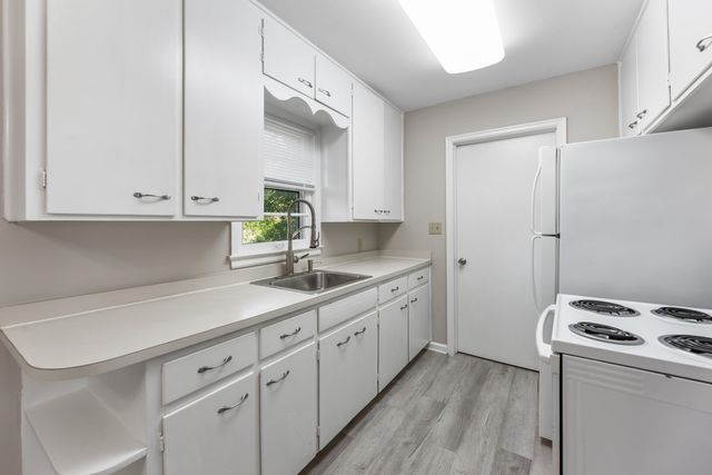 627 S Barlow, Wichita, KS 67207