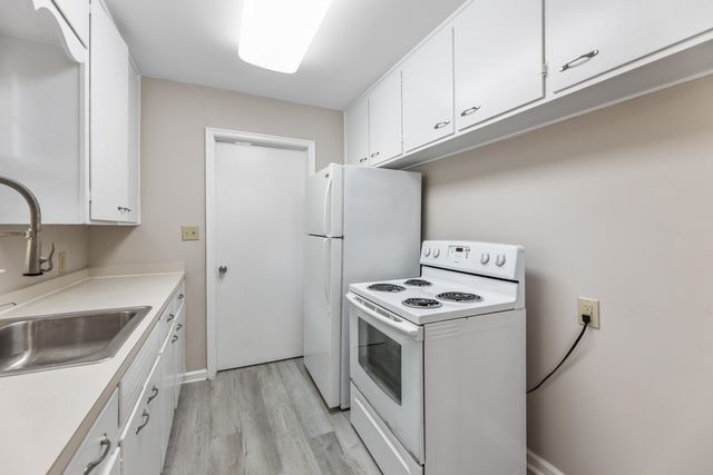 627 S Barlow, Wichita, KS 67207