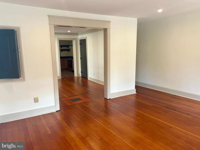 1327 W STRASBURG RD, West Chester, PA 19382