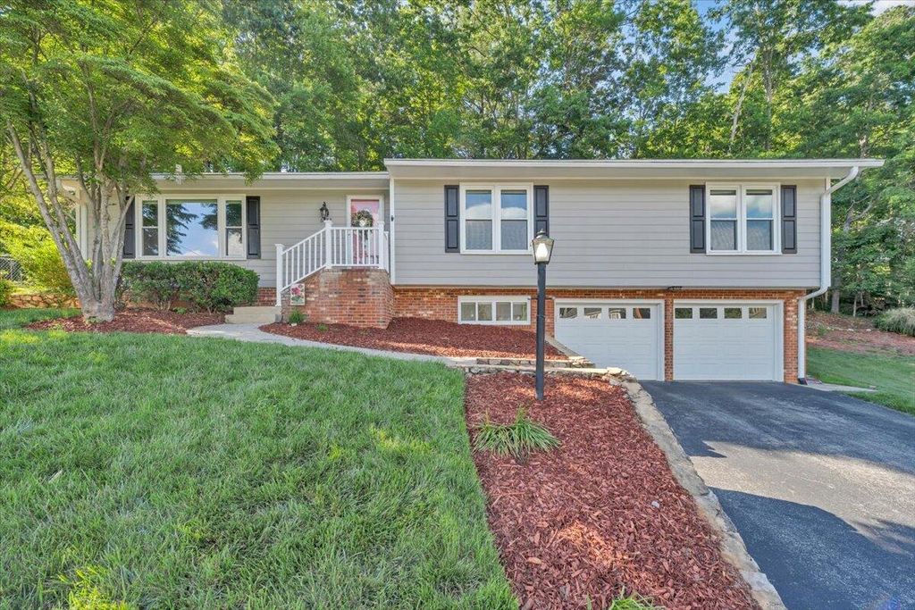 6132 Flamingo DR, Roanoke, VA 24018