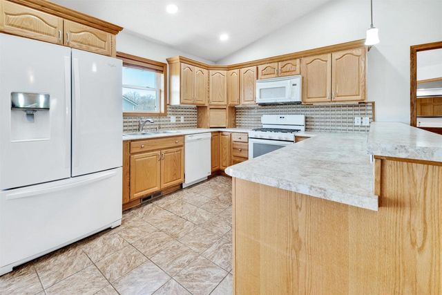 W7379 White Oak Run, Pardeeville, WI 53954