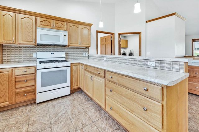 W7379 White Oak Run, Pardeeville, WI 53954