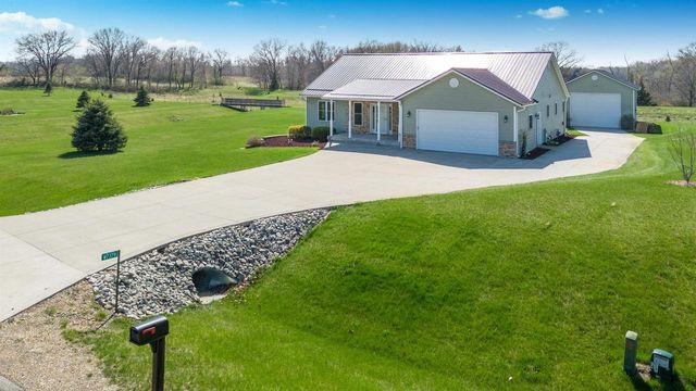 W7379 White Oak Run, Pardeeville, WI 53954