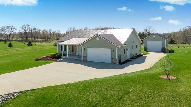W7379 White Oak Run, Pardeeville, WI 53954