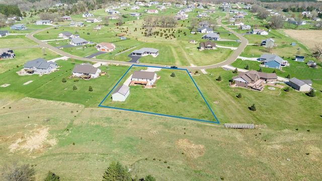 W7379 White Oak Run, Pardeeville, WI 53954