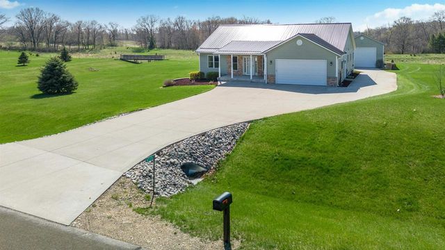 W7379 White Oak Run, Pardeeville, WI 53954