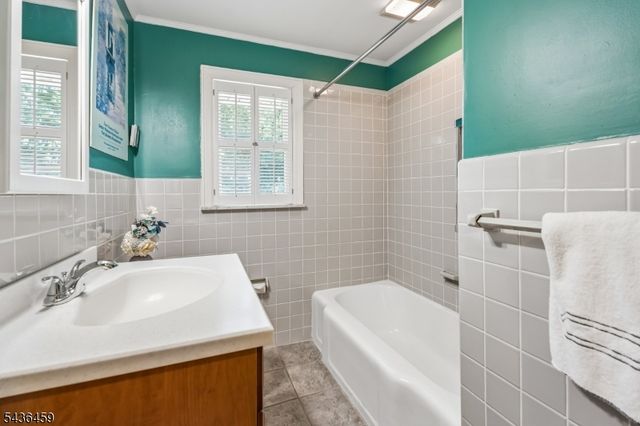 10 Overhill Dr, Madison Boro, NJ 07940