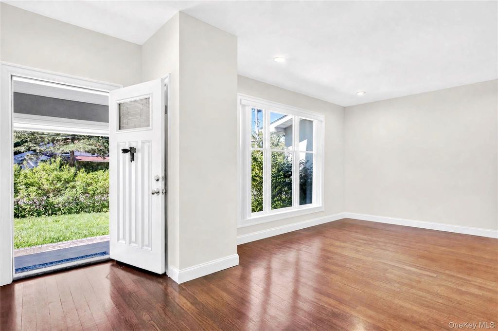 51 Bayview Avenue, Great Neck, NY 11021 — photo 3