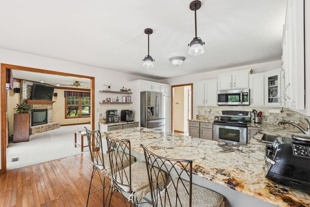 7045 Bennington Woods Dr, Mccandless, PA 15237