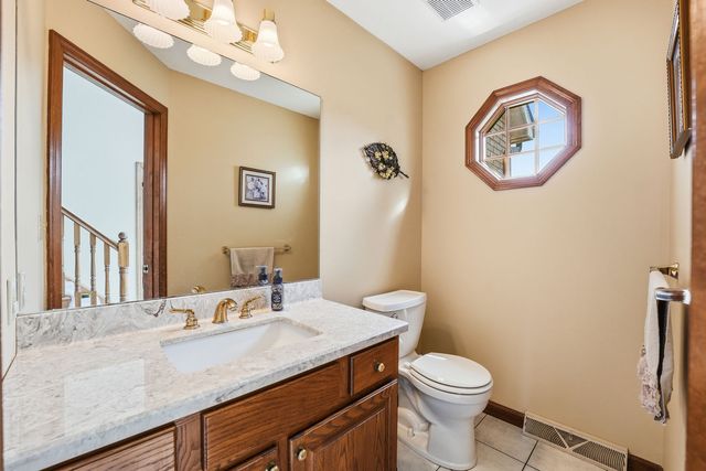 7045 Bennington Woods Dr, Mccandless, PA 15237