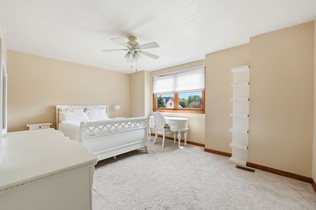 7045 Bennington Woods Dr, Mccandless, PA 15237