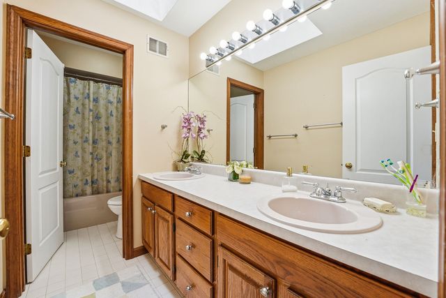 7045 Bennington Woods Dr, Mccandless, PA 15237