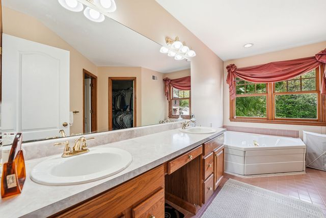 7045 Bennington Woods Dr, Mccandless, PA 15237