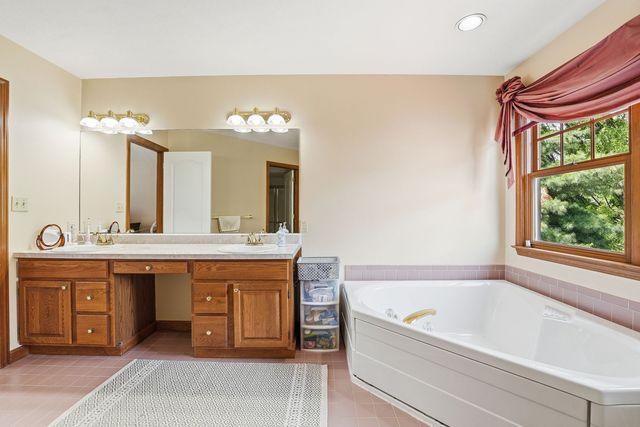 7045 Bennington Woods Dr, Mccandless, PA 15237