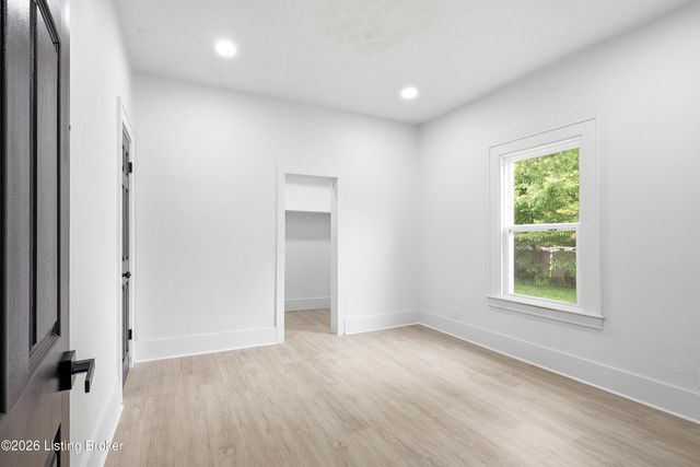 1421 Berry Blvd, Louisville, KY 40215