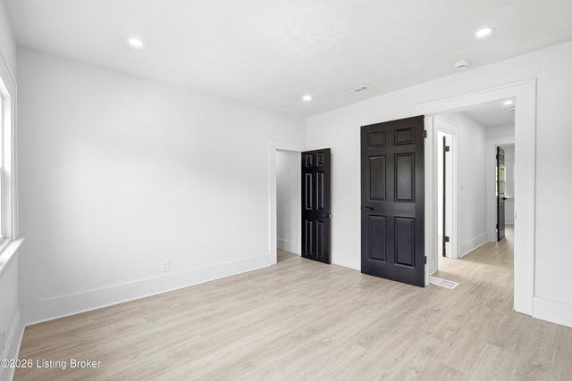 1421 Berry Blvd, Louisville, KY 40215