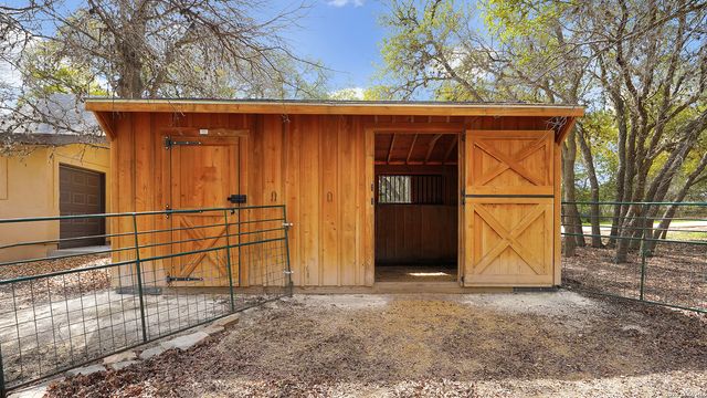 8012 Rocking Horse Ln, Boerne, TX 78015