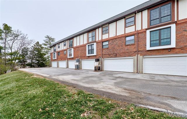 927 Claytonbrook Drive 3, Ballwin, MO 63011