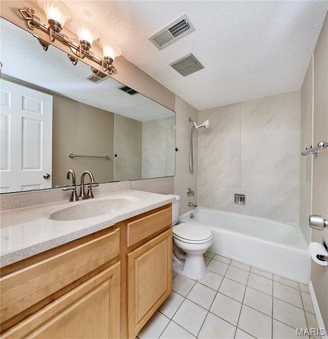 927 Claytonbrook Drive 3, Ballwin, MO 63011