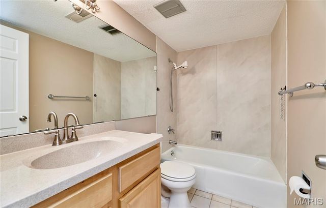 927 Claytonbrook Drive 3, Ballwin, MO 63011