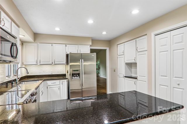 405 Wild Oak Lane, Hendersonville, NC 28791