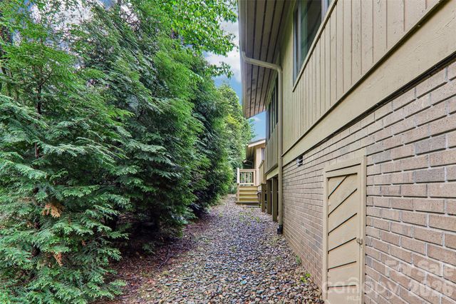 405 Wild Oak Lane, Hendersonville, NC 28791