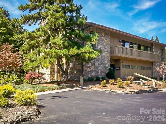 405 Wild Oak Lane, Hendersonville, NC 28791