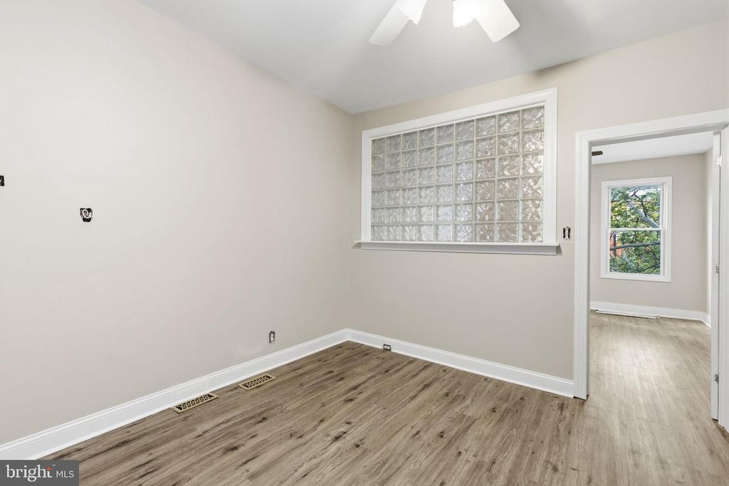 Image 11 of property listing at 502 S EAST AVE, Baltimore, MD 21224