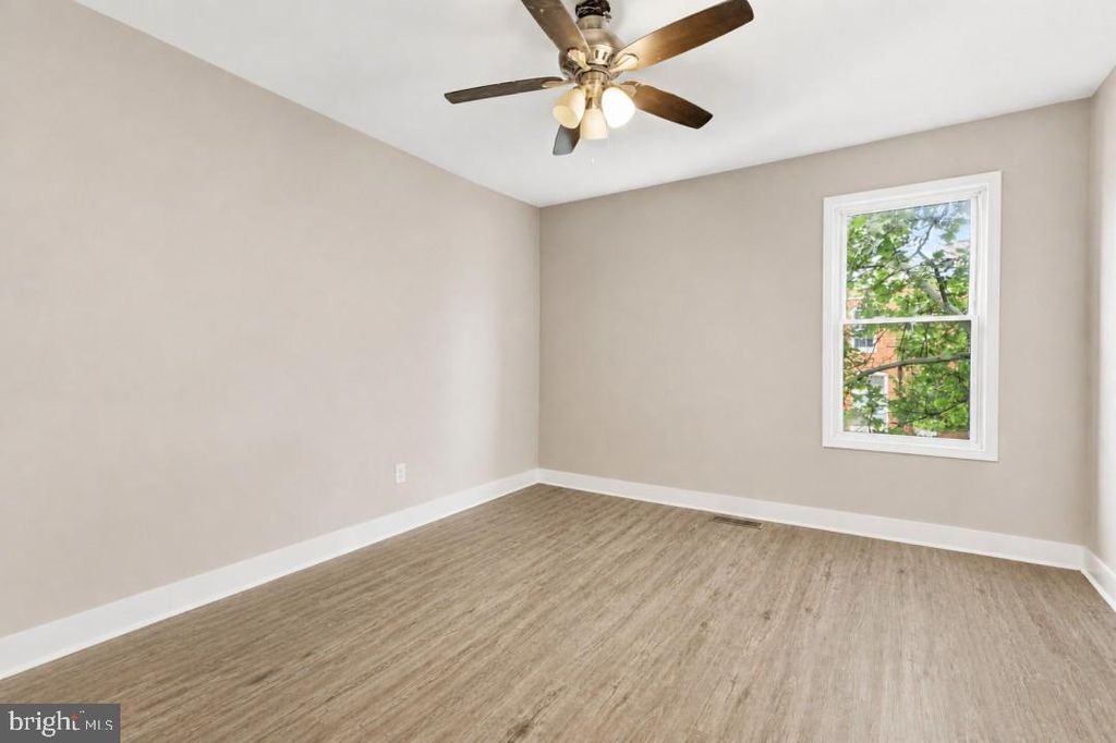 Image 13 of property listing at 502 S EAST AVE, Baltimore, MD 21224