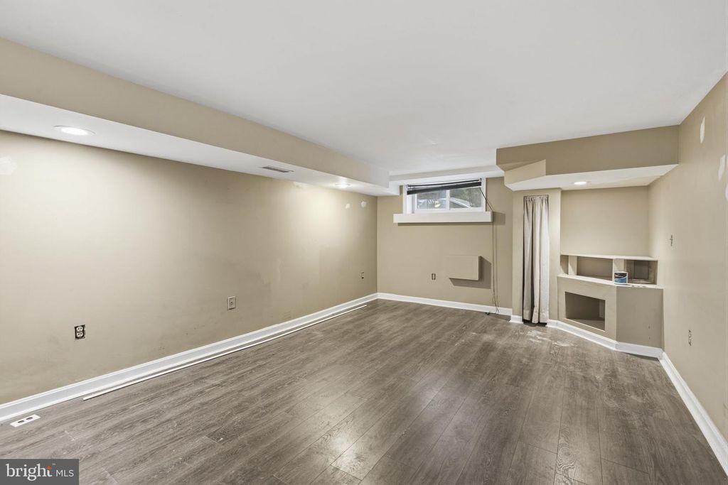 Image 16 of property listing at 502 S EAST AVE, Baltimore, MD 21224