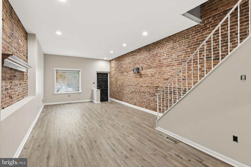 Image 3 of property listing at 502 S EAST AVE, Baltimore, MD 21224