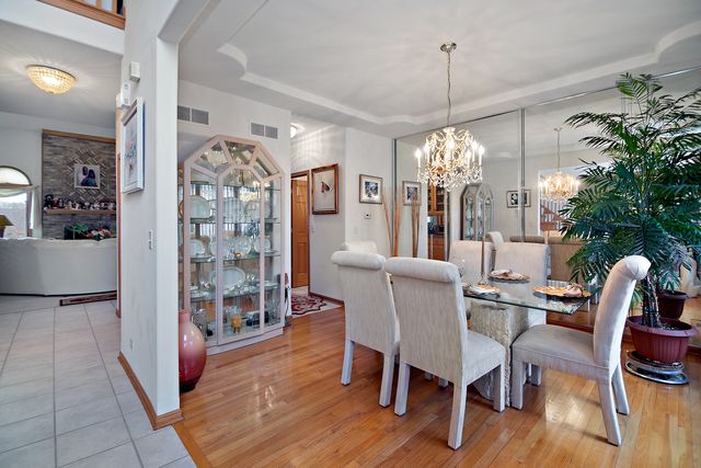 321 Royal Oak Drive, Steger, IL 60475