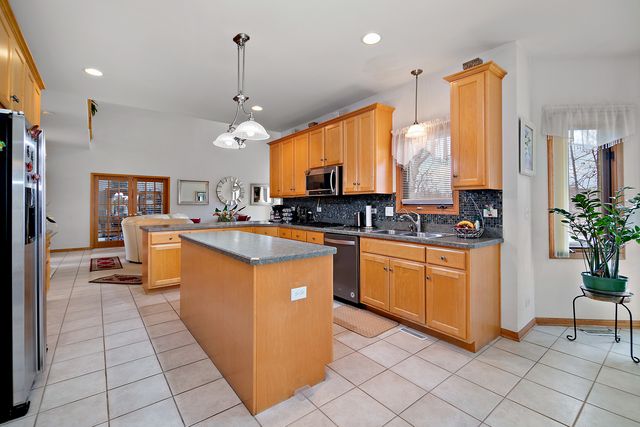 321 Royal Oak Drive, Steger, IL 60475