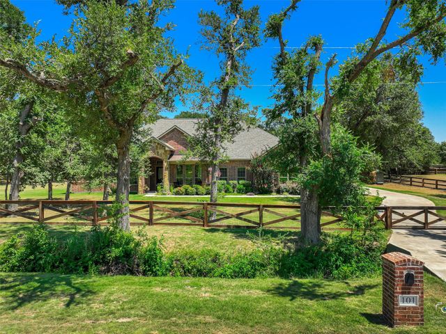 101 Sandlin Court, Springtown, TX 76082