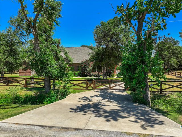 101 Sandlin Court, Springtown, TX 76082