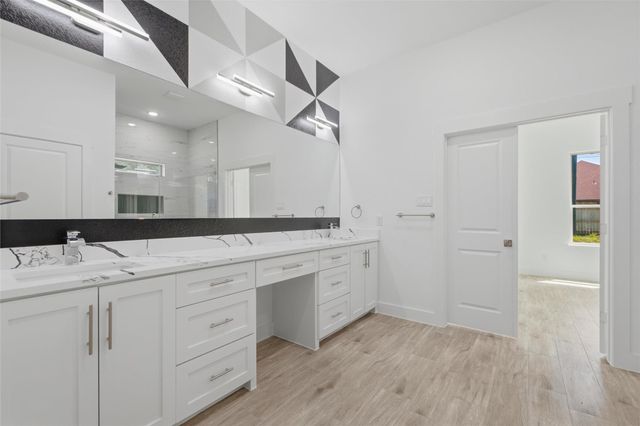 707 S Iowa Street, La Porte, TX 77571