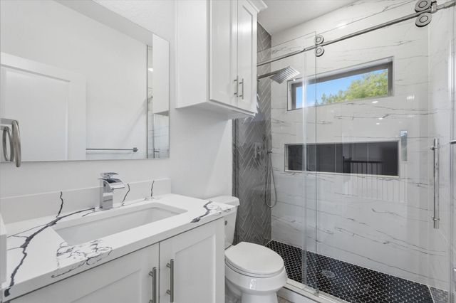 707 S Iowa Street, La Porte, TX 77571