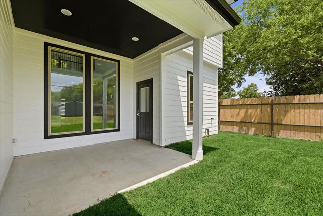 707 S Iowa Street, La Porte, TX 77571