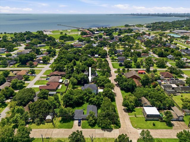 707 S Iowa Street, La Porte, TX 77571