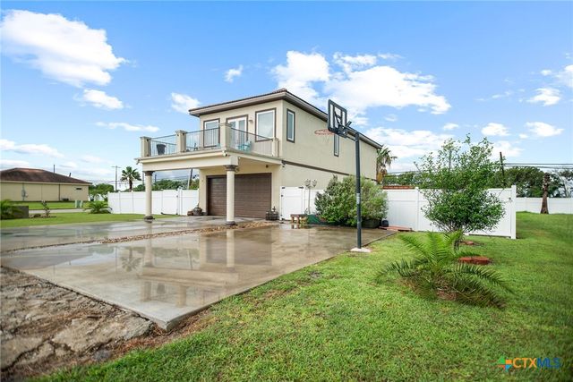 4 Lavaca Bay Place, Port Lavaca, TX 77979
