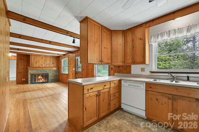 720 Mergans Lane, Hendersonville, NC 28791