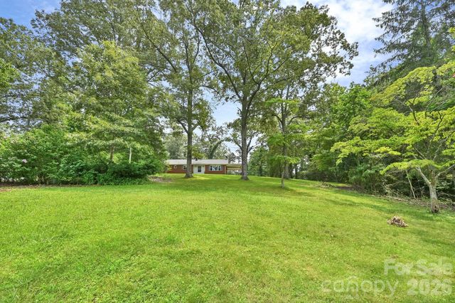 720 Mergans Lane, Hendersonville, NC 28791