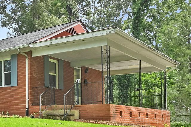 720 Mergans Lane, Hendersonville, NC 28791