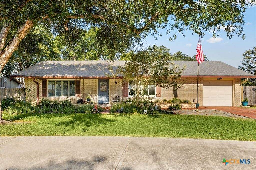 612 Kathy Drive, Seguin, TX 78155